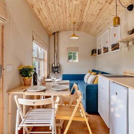 Enchanting Tiny House With Wood Burner And Hot Tub In Cairngorms 巴拉特 外观 照片