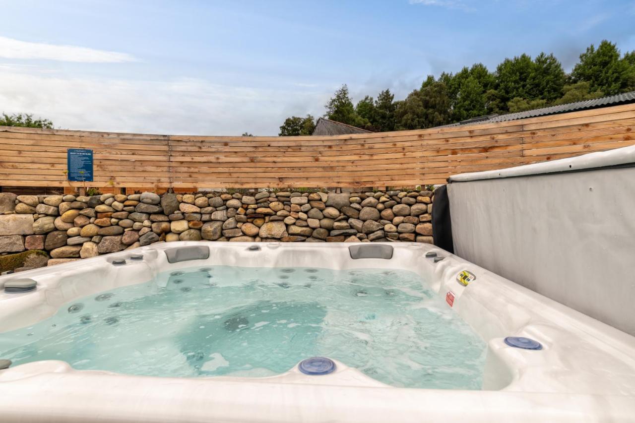 Enchanting Tiny House With Wood Burner And Hot Tub In Cairngorms 巴拉特 外观 照片